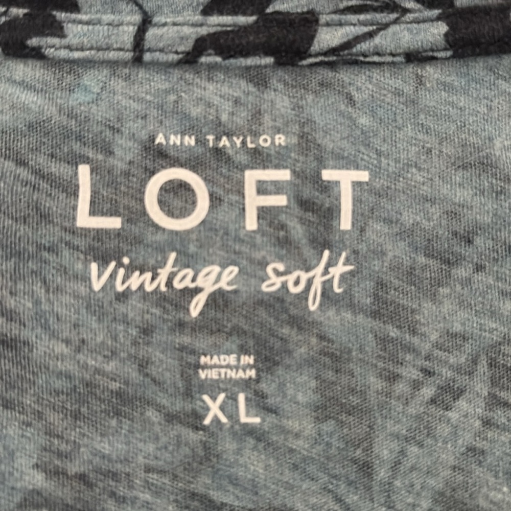 Ann Taylor loft, vintage soft Floral Blue Women's Top - Picture 4 of 4